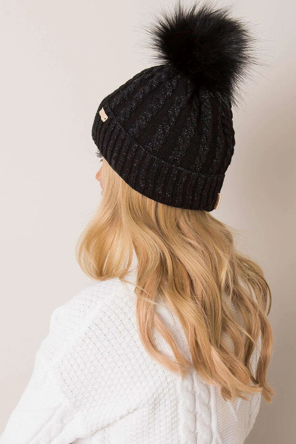 ensemble hiver femme élégant chaud confortable bonnet tricot torsadé pompon fourrure synthétique noir pull col roulé côtelé ajusté