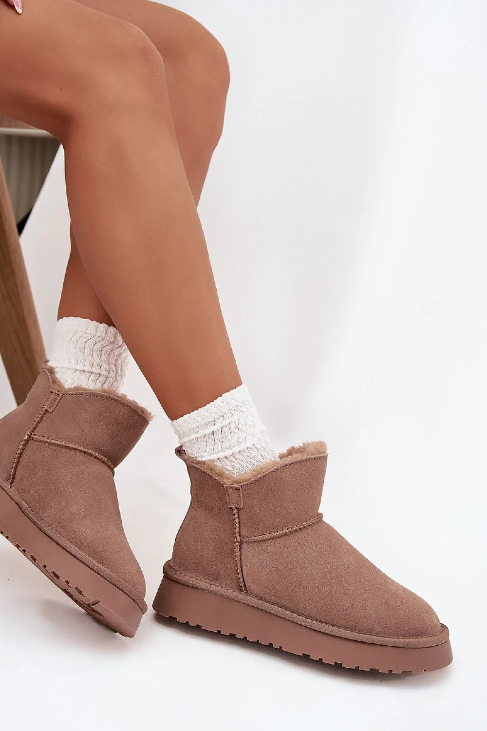 bottines femme cuir suédé taupe fourrées doublure fauxfourrure semelle caoutchouc antidérapante plateforme crantée cheville bout rond bride maintien confort chaleur