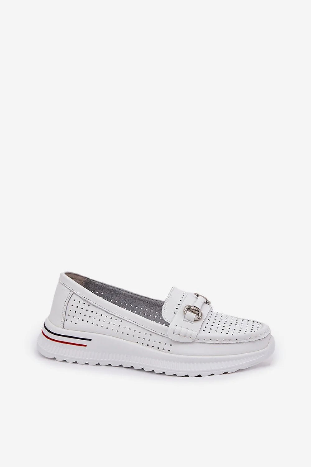 Mocassins femmes élégantes moderne cuir perforé blanc détail métallique tricolore compensé confortable occasion quotidienne style chic