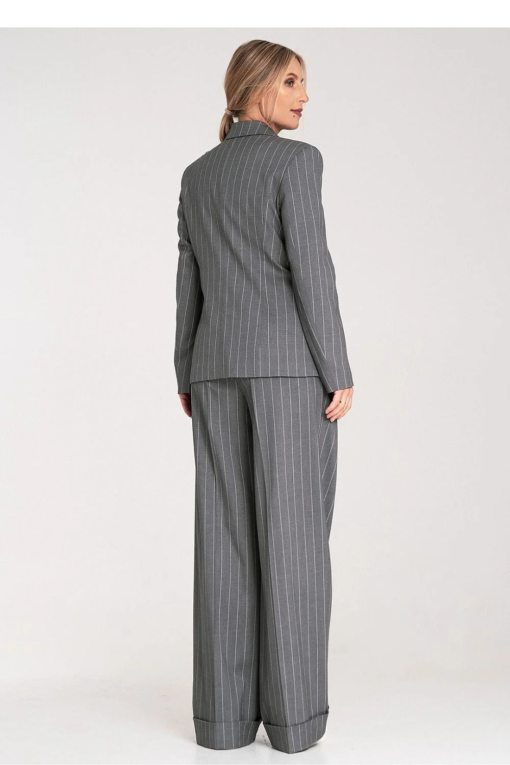 tailleur femme deux pièces blazer croisé double boutonnage pantalon droit gris anthracite fines rayures blanches structuré col revers