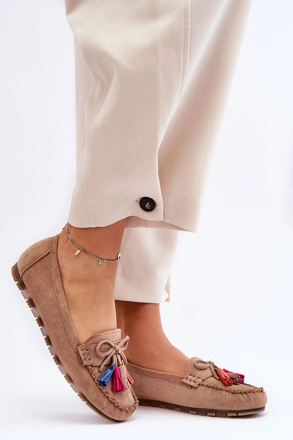 mocassins femme ecosuédé taupe beige bout rond semelle crantée gomme antidérapante slipon nœud pompons multicolores couture apparente doublure moelleuse talon