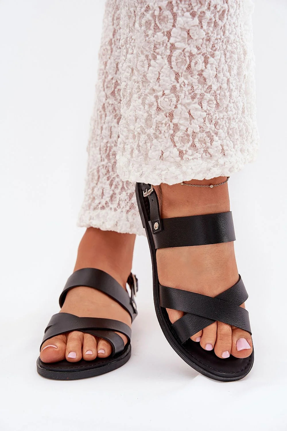 Sandales Step in style élégantes cuir artificiel noir talon plat lanières croisées fermure métallique ajustable femme