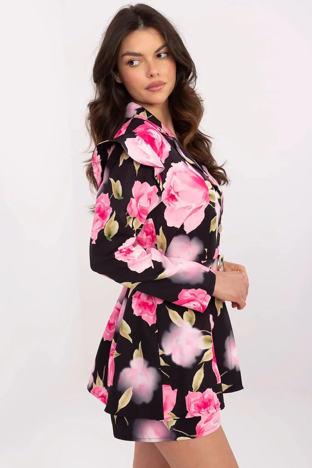 combinaison femme blazer short évasé imprimé floral roses fuchsia noir ceinture dorée boucle taille cintrée satinée manches longues épaules structurées