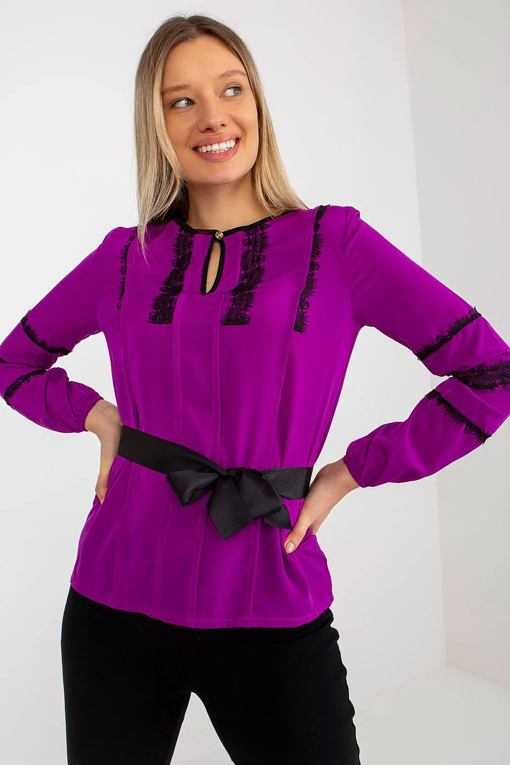 Chemisier Lakerta élégant pour femme en violet dentelle noire ceinture nouée manches longues encolure ronde ajustable