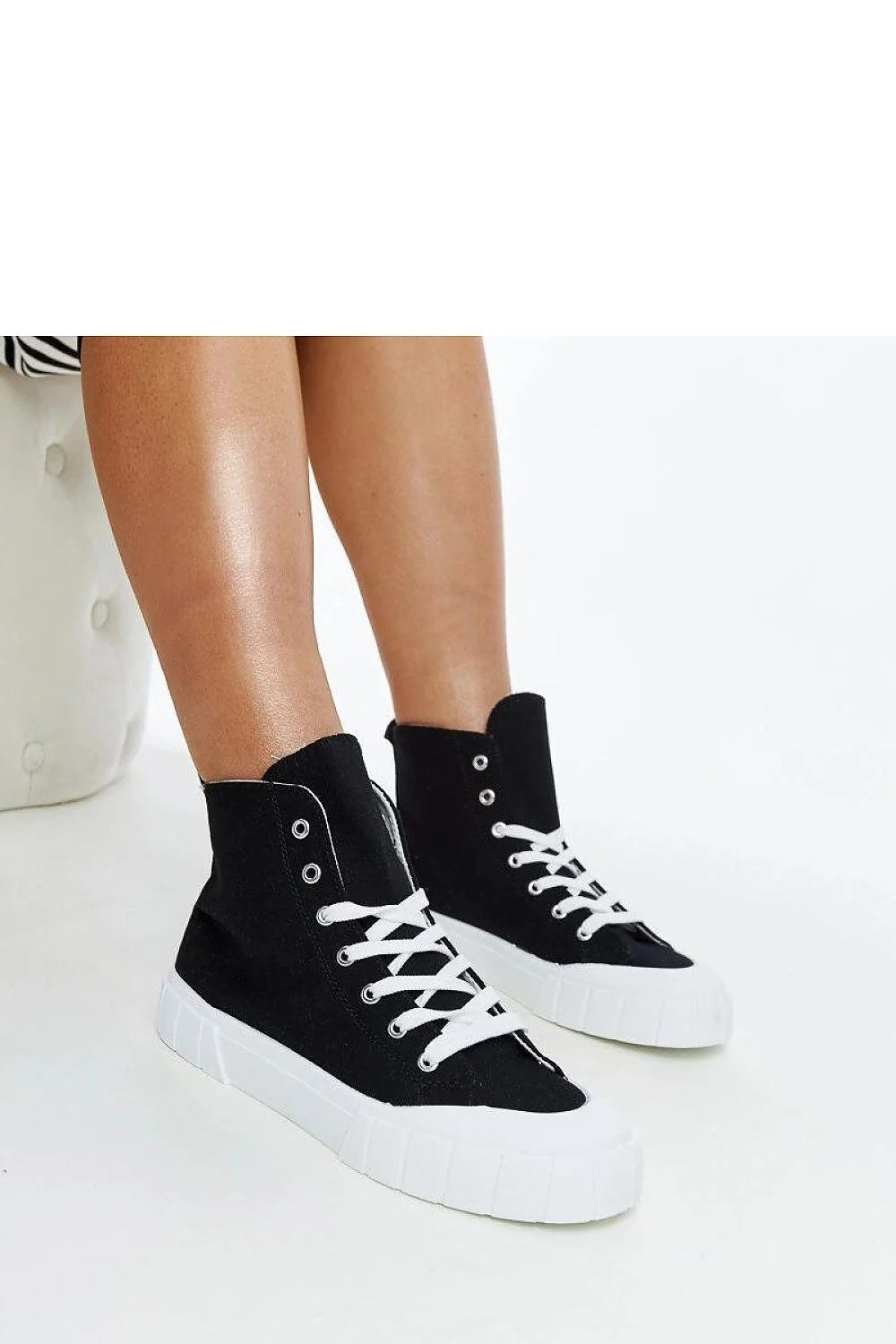 baskets montantes femme moderne épuré noires lacets blancs semelle plateau épaisse toile légère durable maintien cheville rembourré