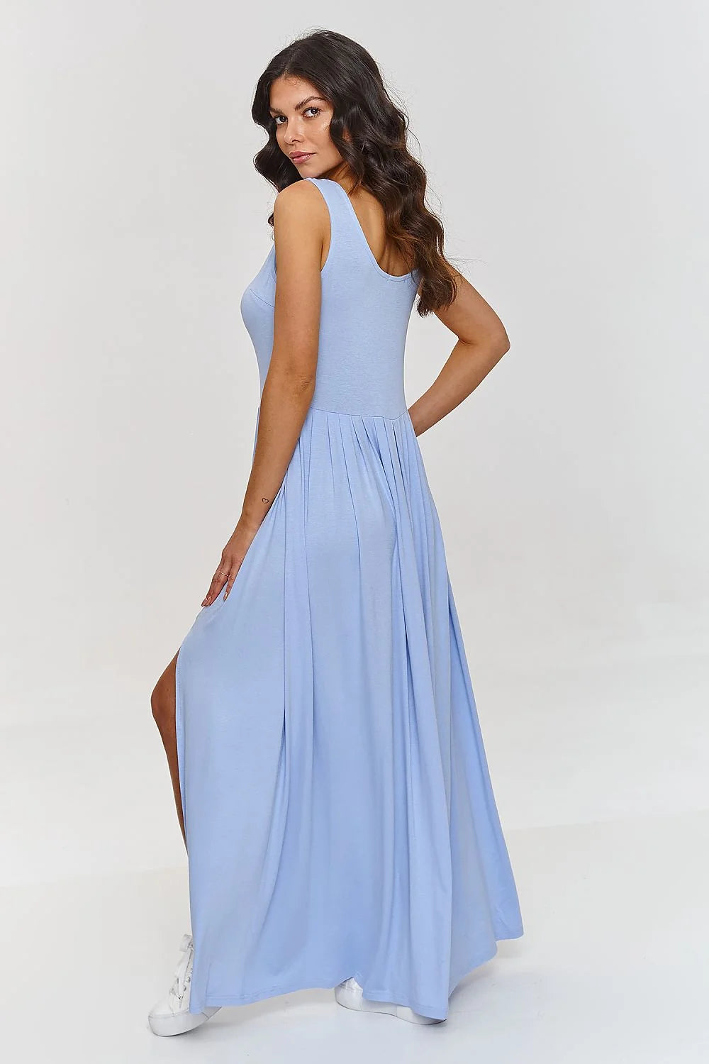 Robe de jour Makadamia longue bretelles larges décolleté profond jupe plissée fente haute couleur pastel bleu viscosé femme été