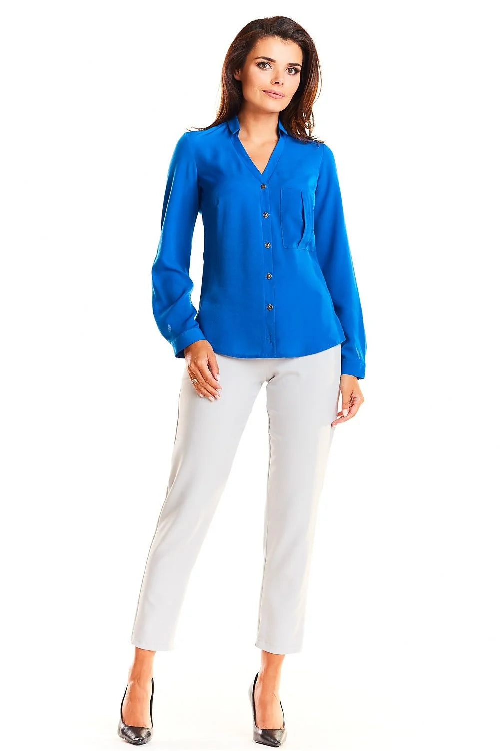 chemise satinée bleu cobalt semiajustée manches longues colV tailleur boutonnage central poche poitrine plissée tissu fluide léger élasthanne professionnel chic