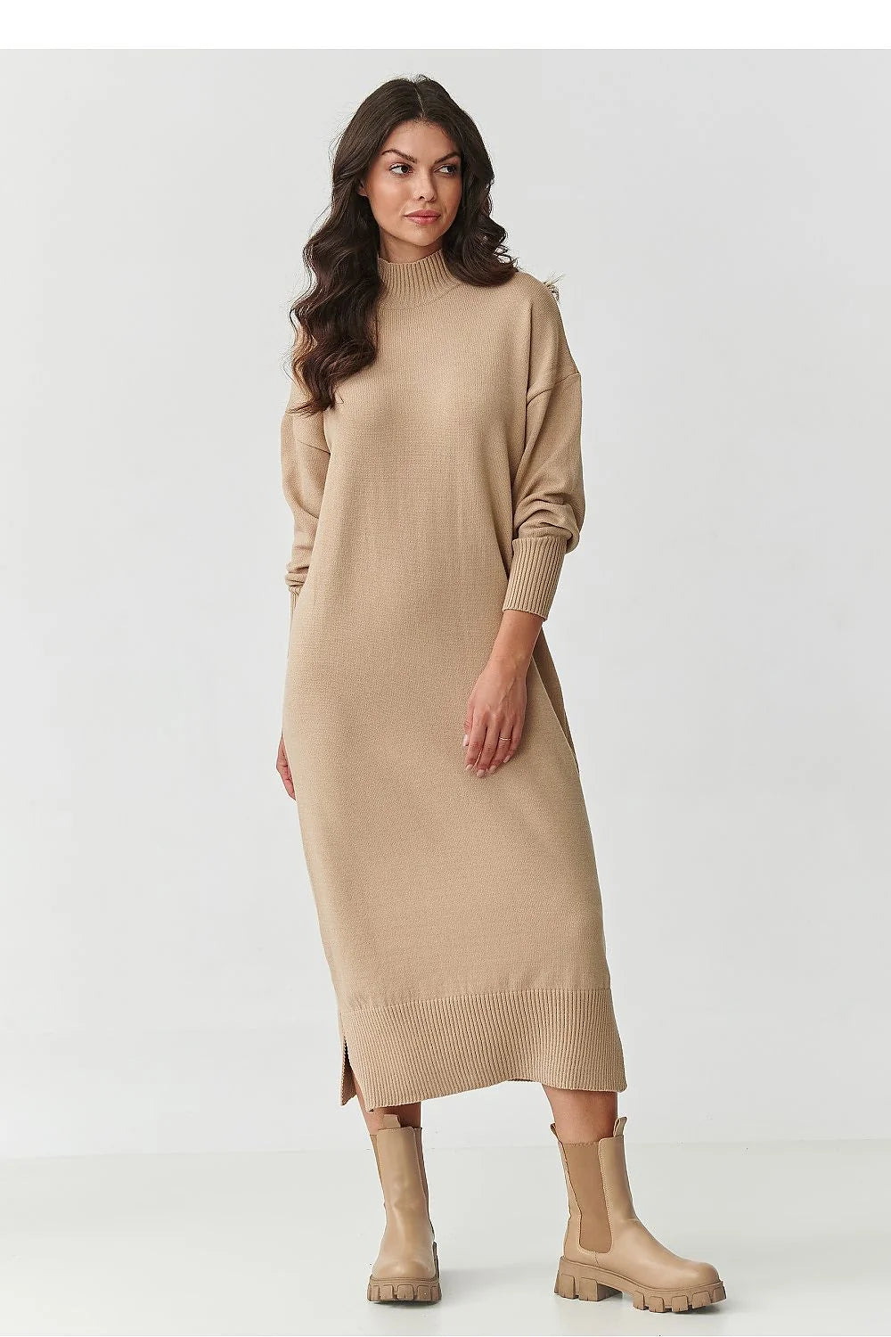 robe pull midi col roulé maille côtelée camel manches longues épaules tombantes oversize coupe droite fentes latérales élégante