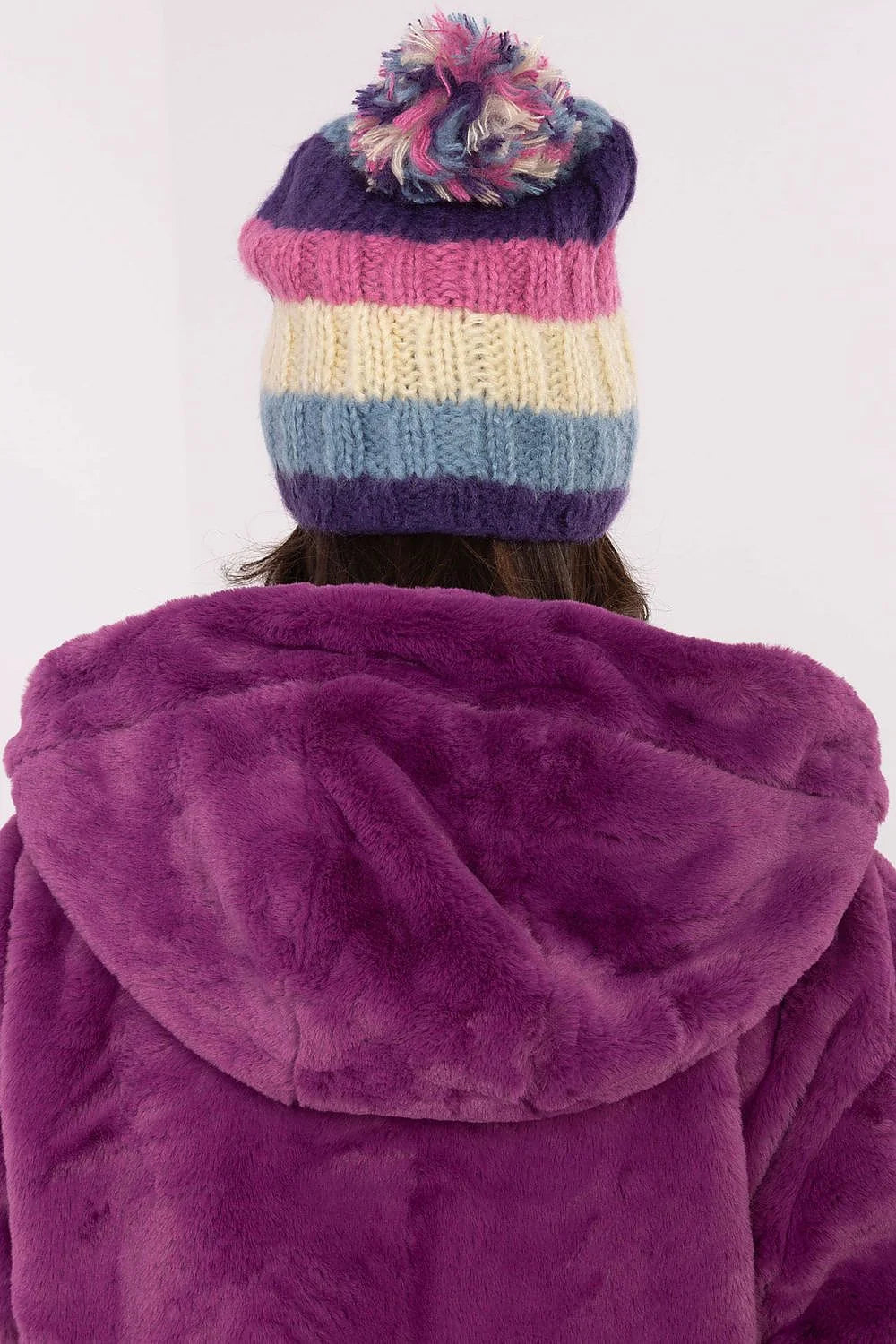 Bonnet d'hiver style moderne rayures colorées violet rose bleu blanc cassé pompon pelucheux élastique ajusté femmes