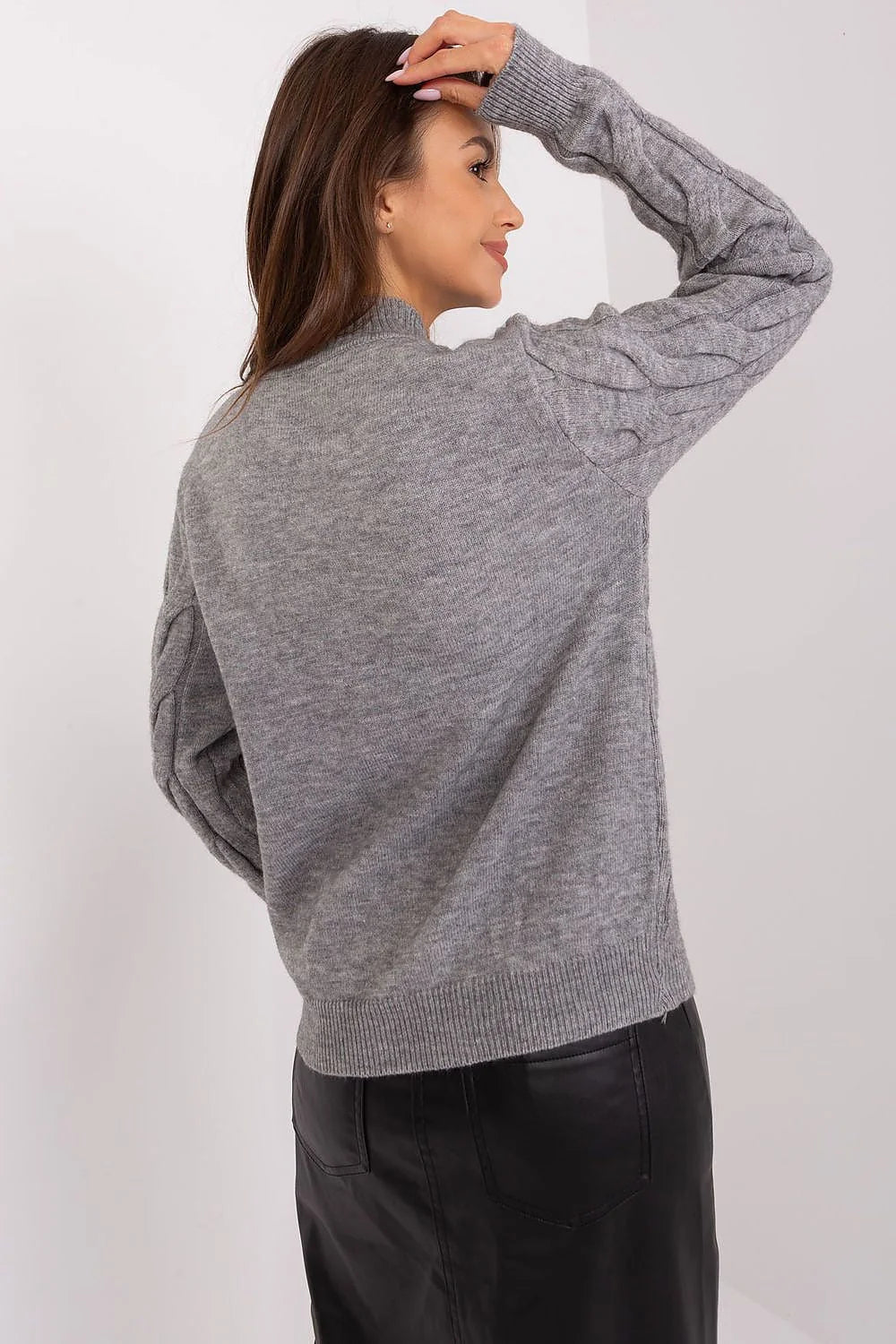 Pull tricot mailles torsadées élégant pour femme en laine grise coupe ample col montant manches longues