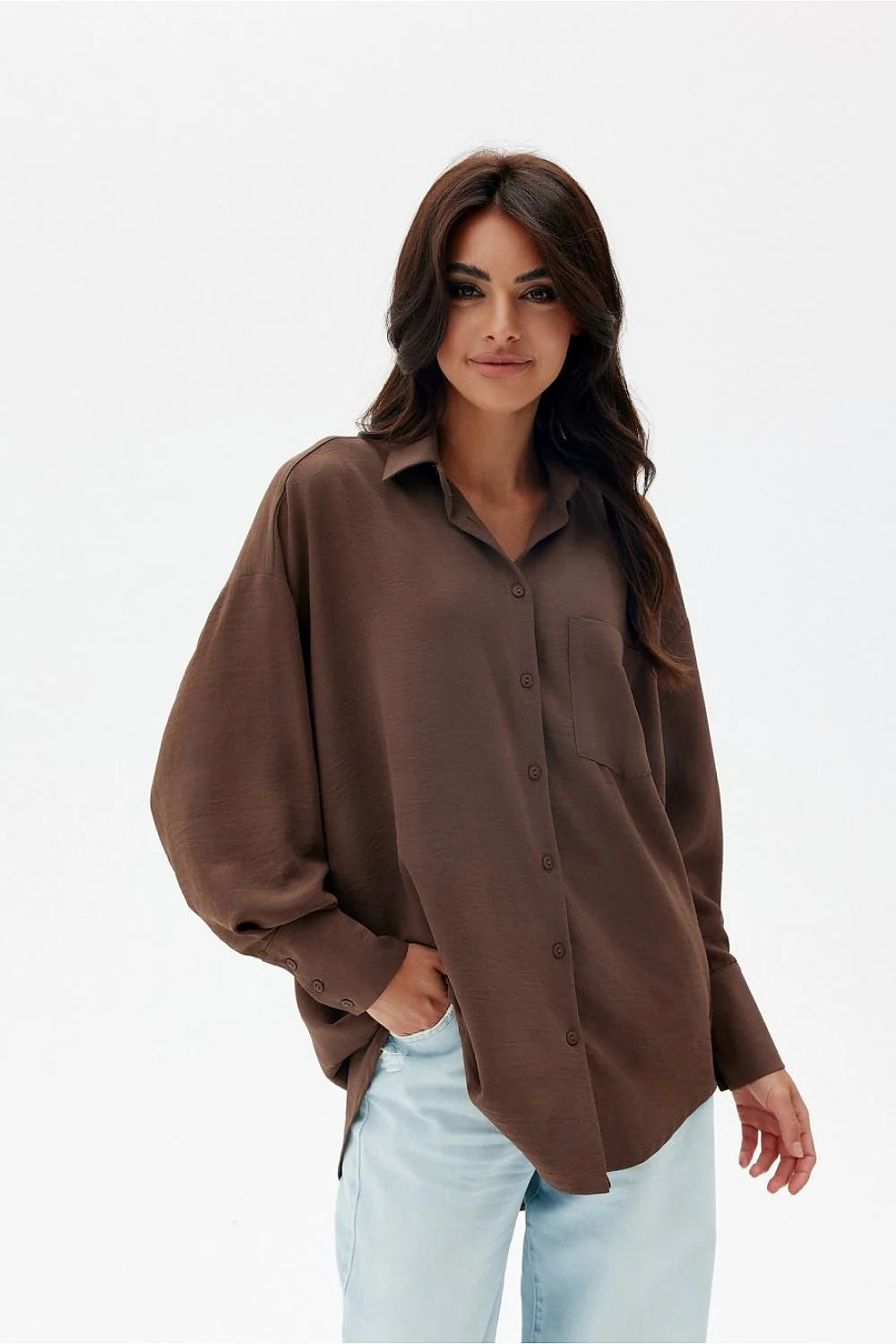 chemise femme manches longues oversize asymétrique marron taupe poche poitrine col classique poignets boutonnés tissu fluide léger ourlet fendu côtés