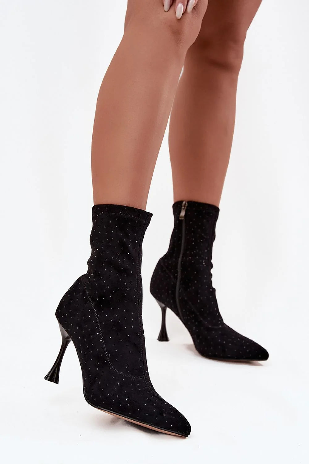 bottines femme suédine cuir écologique noire microstrass coutures décoratives ornements bout pointu tige montante ajustée fermeture zippée talon aiguille sculpté