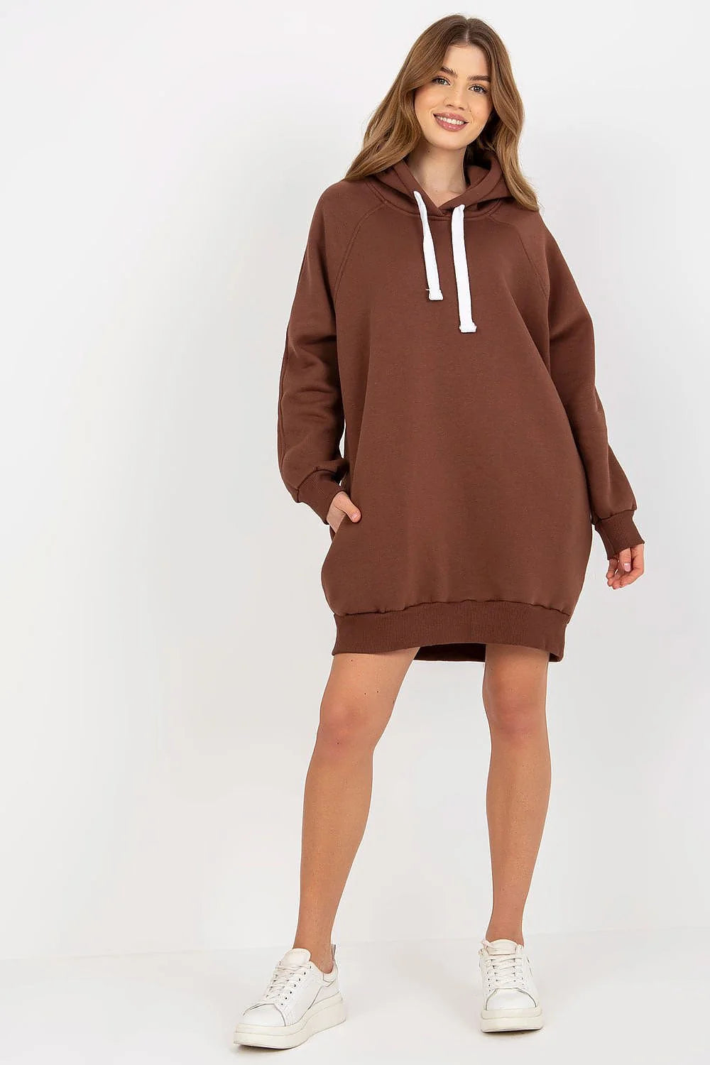sweatshirt oversize femme marron chocolat capuche cordons blancs manches raglan longues molleton épais doublé coton polyester poches latérales dissimulées