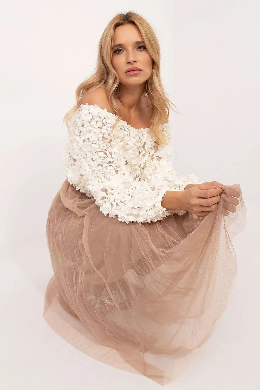 Tenue femme élégante off-shoulder floral appliqué tulle beige jupe longue élastique taille doublure robe chic occasion spéciale