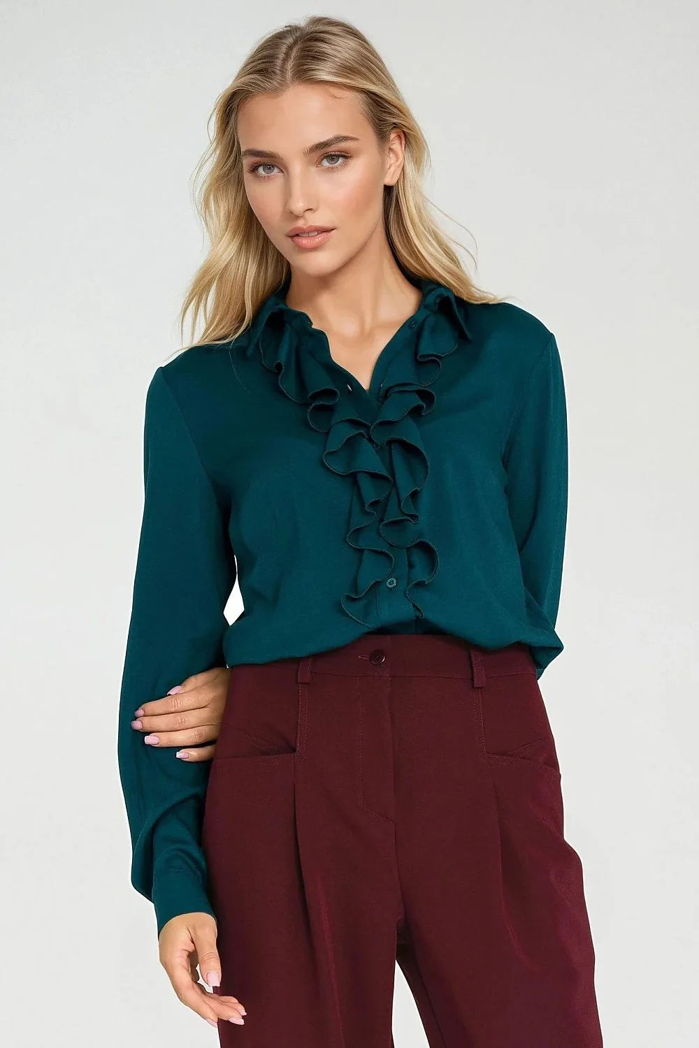 chemise femme manches longues coupe ajustée col classique plastron volanté fermeture boutonnée poignets viscose satinée vert émeraude élégante soirée chic