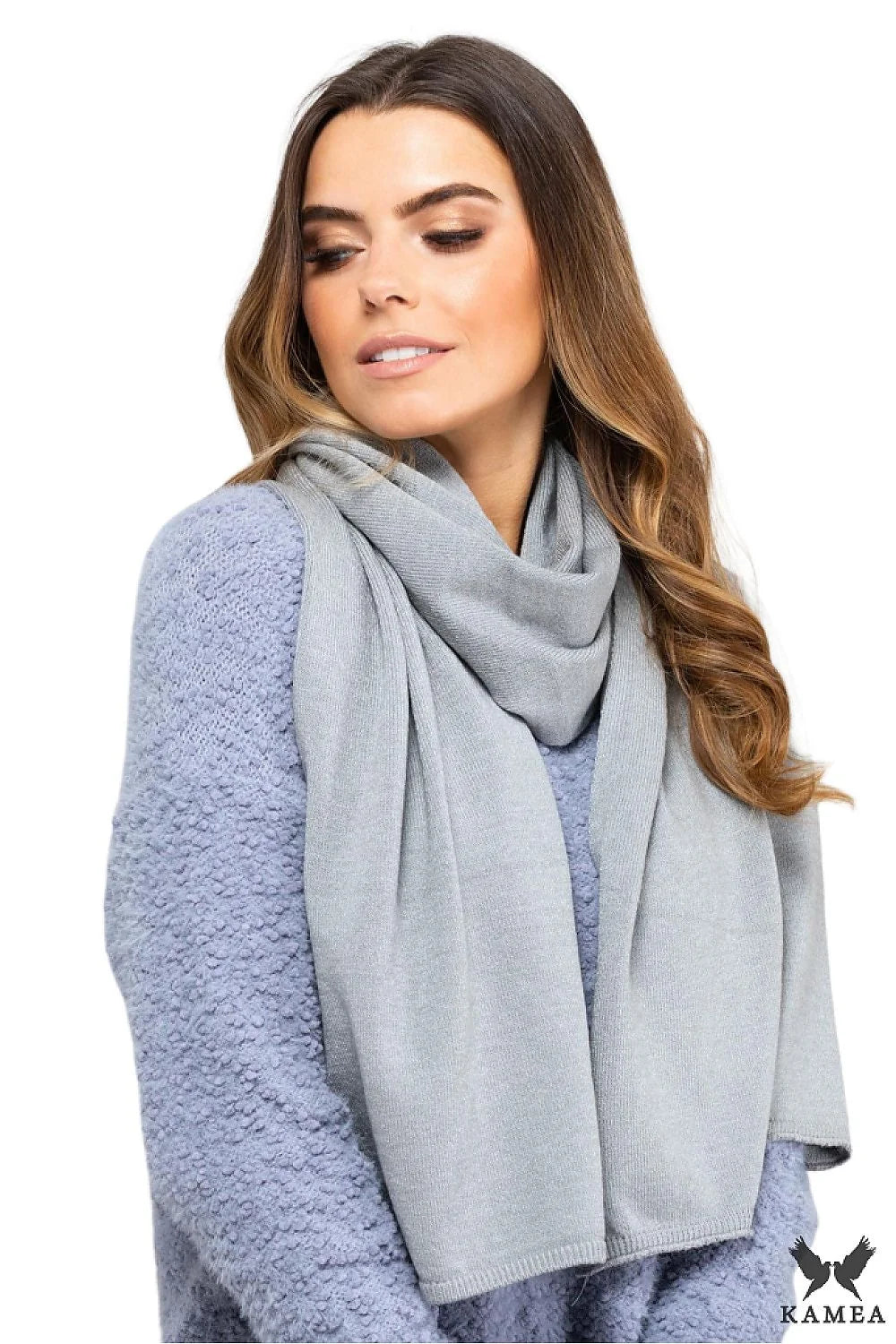 Écharpe et pull ensemble hiver femme style classique texture douce couleur grise et bleu tricot laine matelassé
