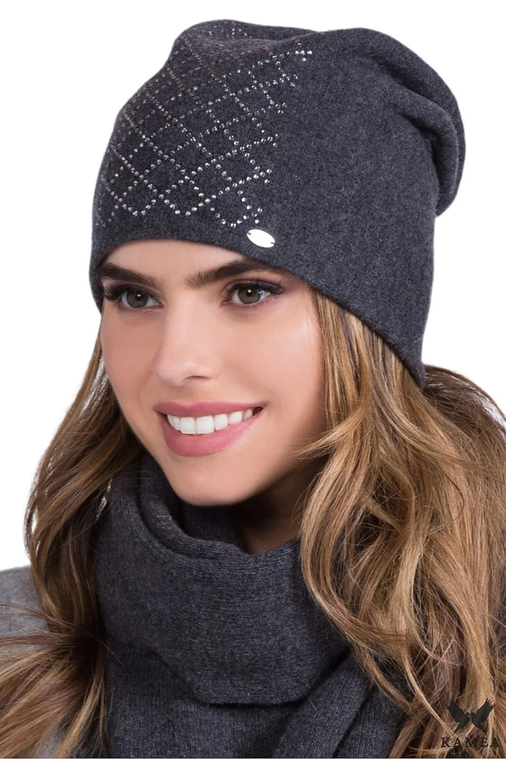 Bonnet élégant pour femme en laine graphite paillettes argentées automne hiver design minimaliste style moderne finitions soignées