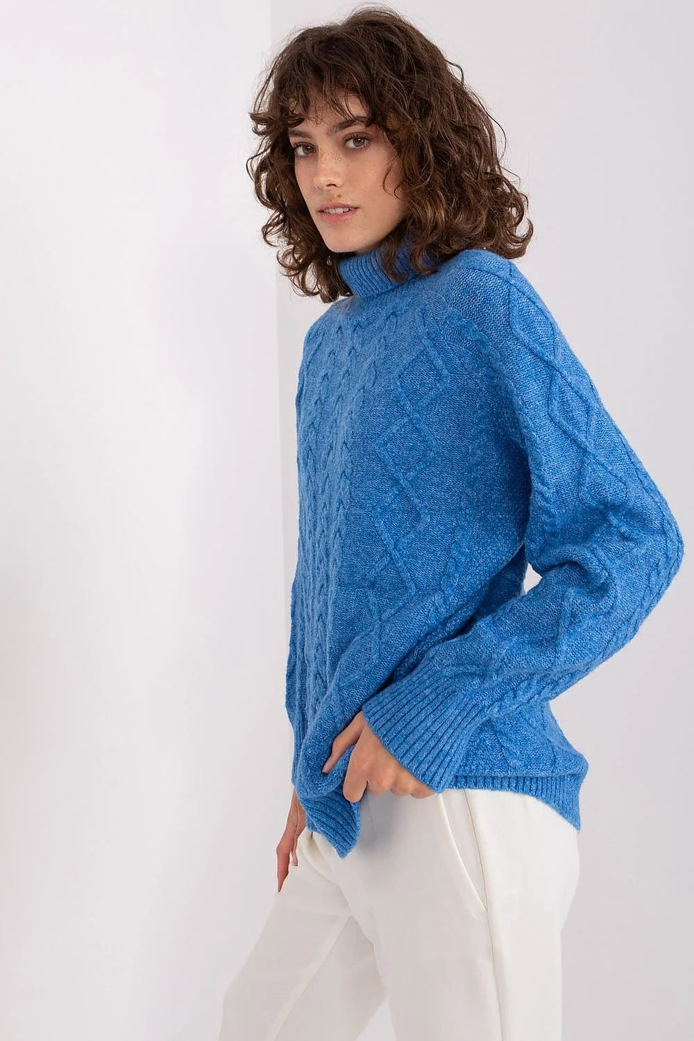 Pull pour femme en maille douce bleu vibrant motif torsadé col roulé manches raglan finitions côtelées coupe ample hiver élégance confort