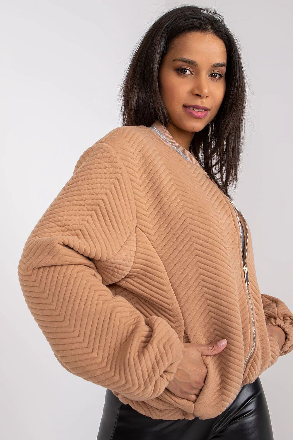 Veste bomber femme moderne style casual motif chevron beige matelassé polyester 100% élastique poignets côtelés col baseball fermeture éclair argentée