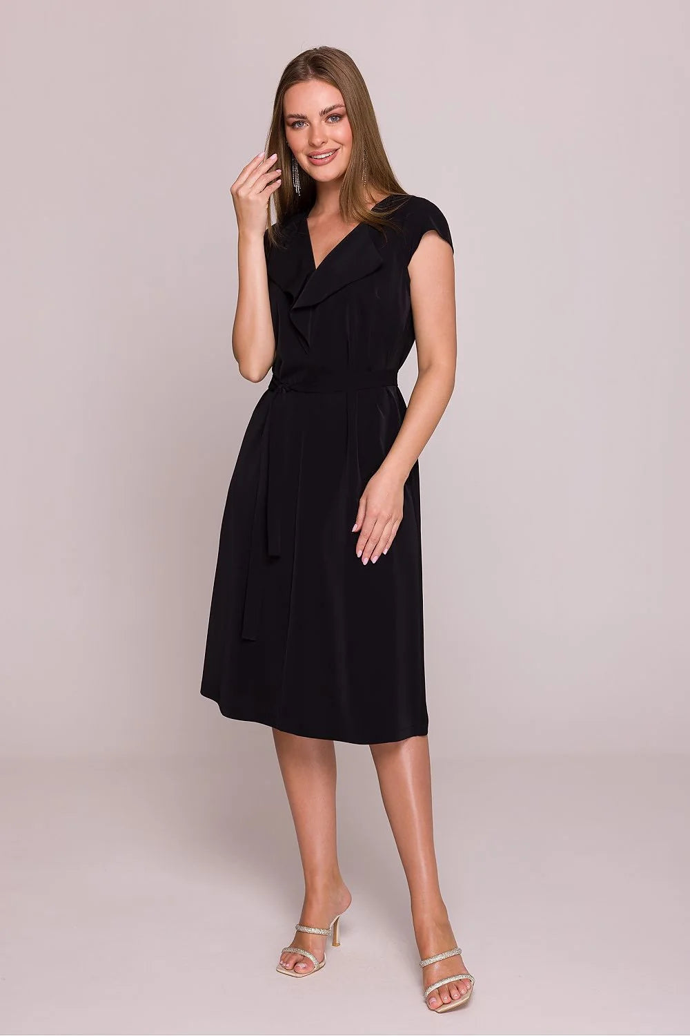 Robe de cocktail élégante coupe droite encolure revers large manches courtes couleur noire ceinture assortie femme