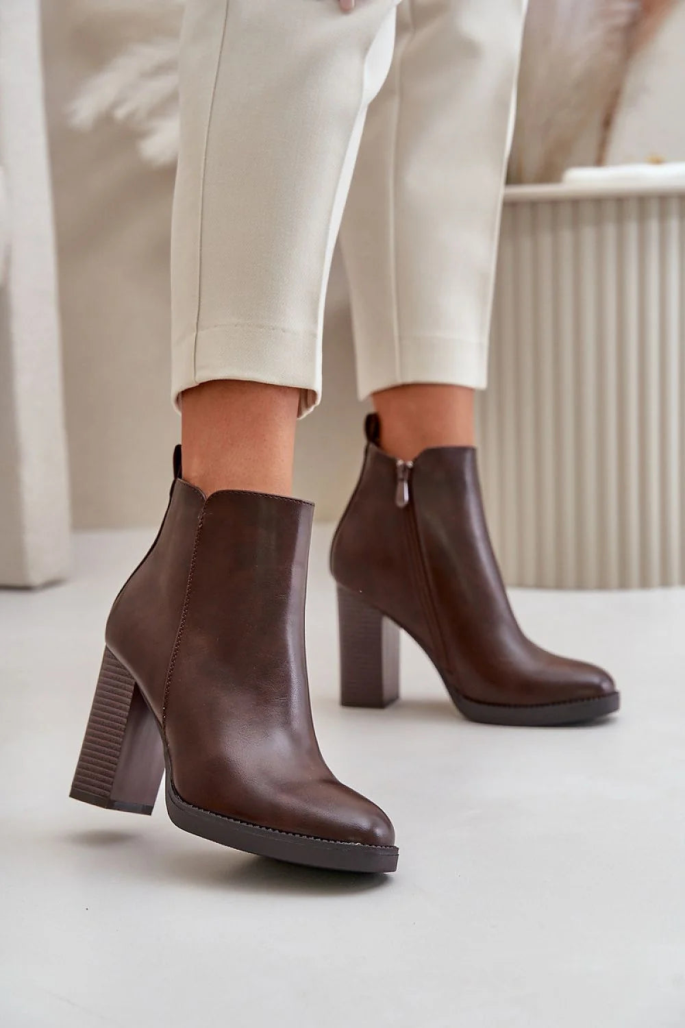 Bottes femmes cuir marron talon bloc élégance intemporelle style moderne cheville ajustée doublure chaude occasion多种多様