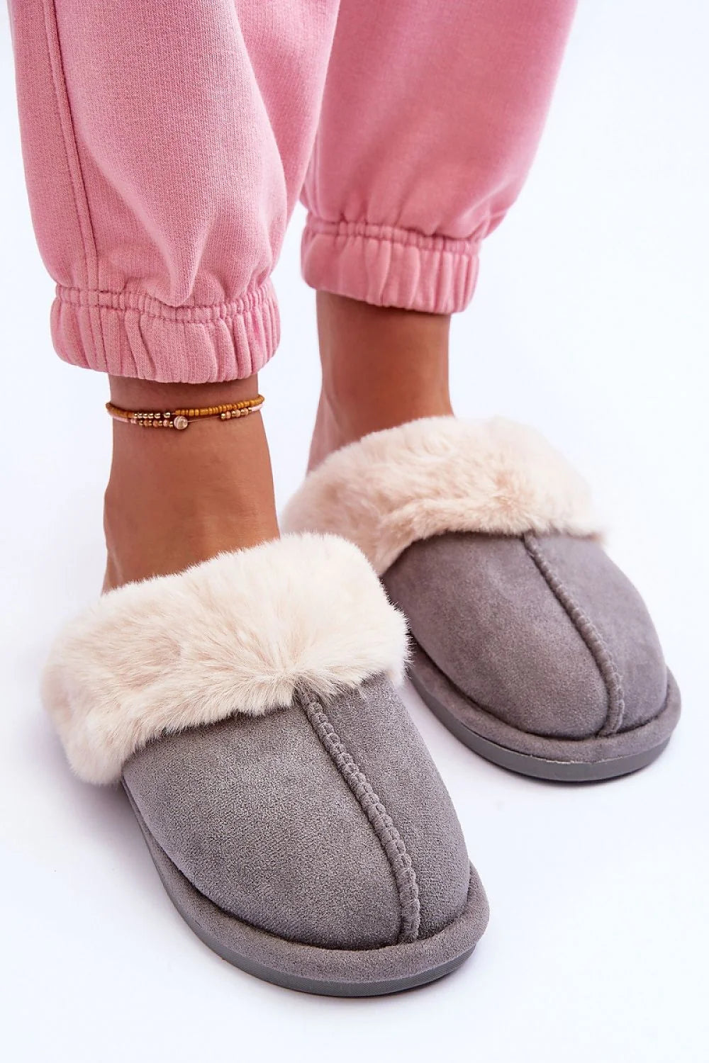 Pantoufles Step in style en suédine grise fourrure blanche crème pour femmes, design mule confortable et élégant, intérieur douillet, semelle épaisse 2 cm, taille ajustable