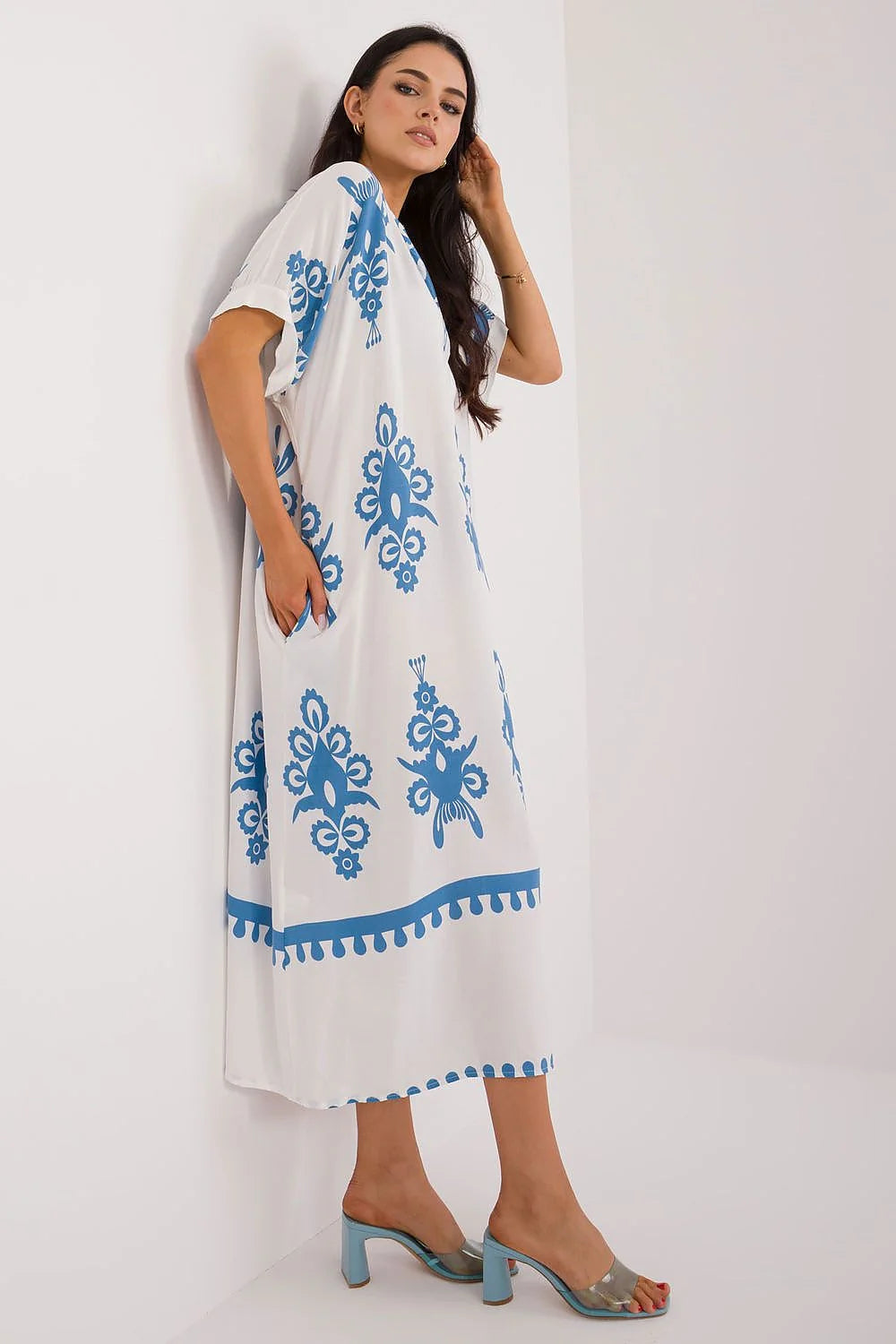 robe caftan bohème imprimé floral bleu royal blanc viscose légère oversize fluide longueurcheville encolureV manchescourtes pocheslatérales ourletfrise folklorique