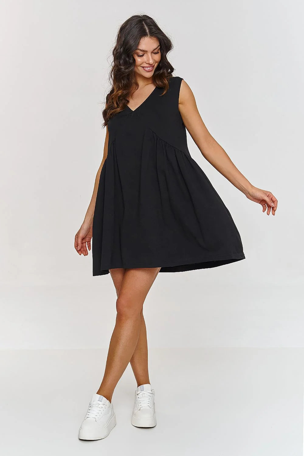 Robe sans manches Makadamia V-neck évasée genoux coton noir confortable élégance quotidienne femme
