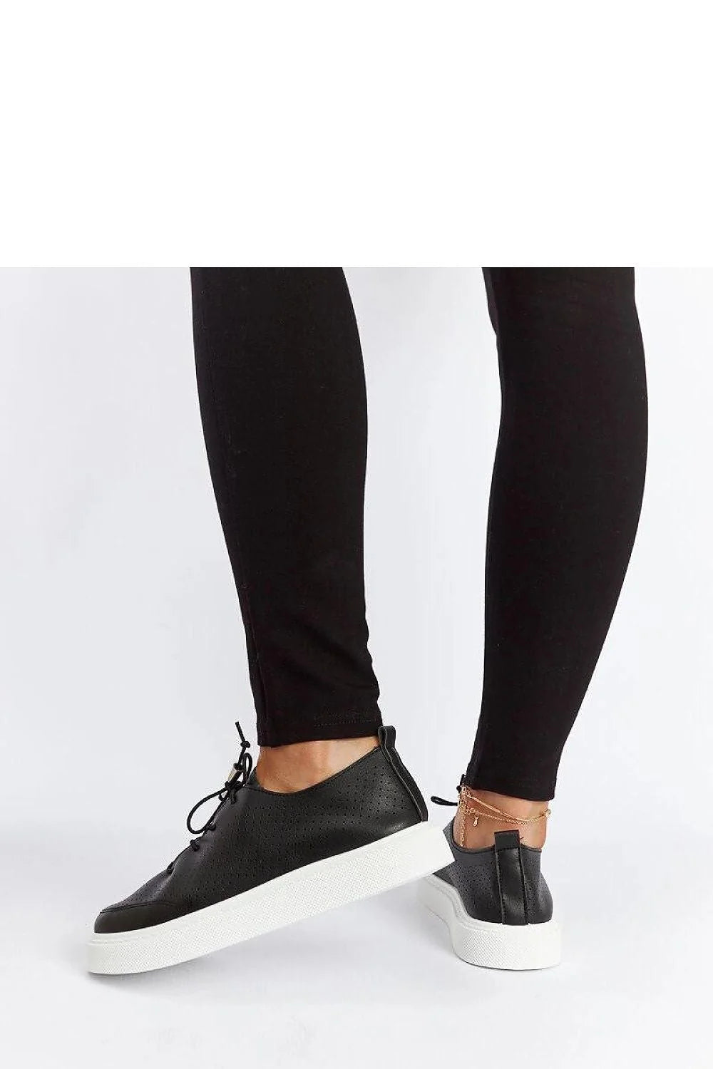 Baskets modernes à profil bas cuir noir perforé semelle blanche lacets noir femme talon 3cm