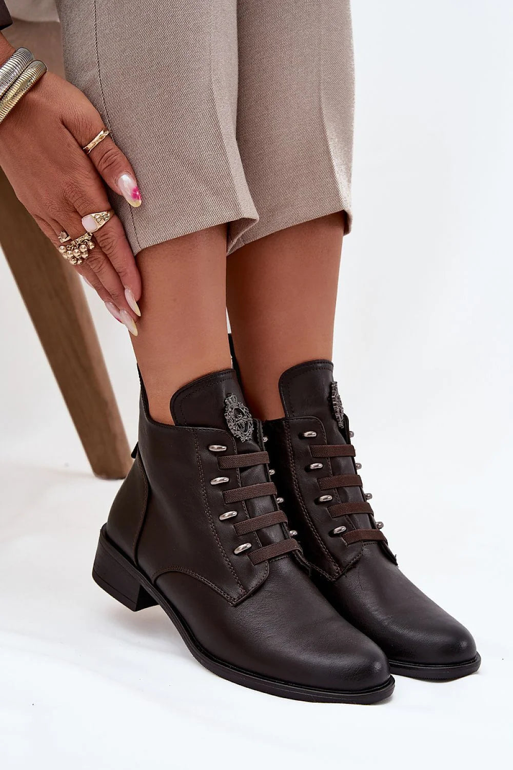 bottines femme basses Jezzi similicuir marron foncé lacées oeillets métalliques bouts arrondis doublée fourrure plaque décorative talon carré petit confort