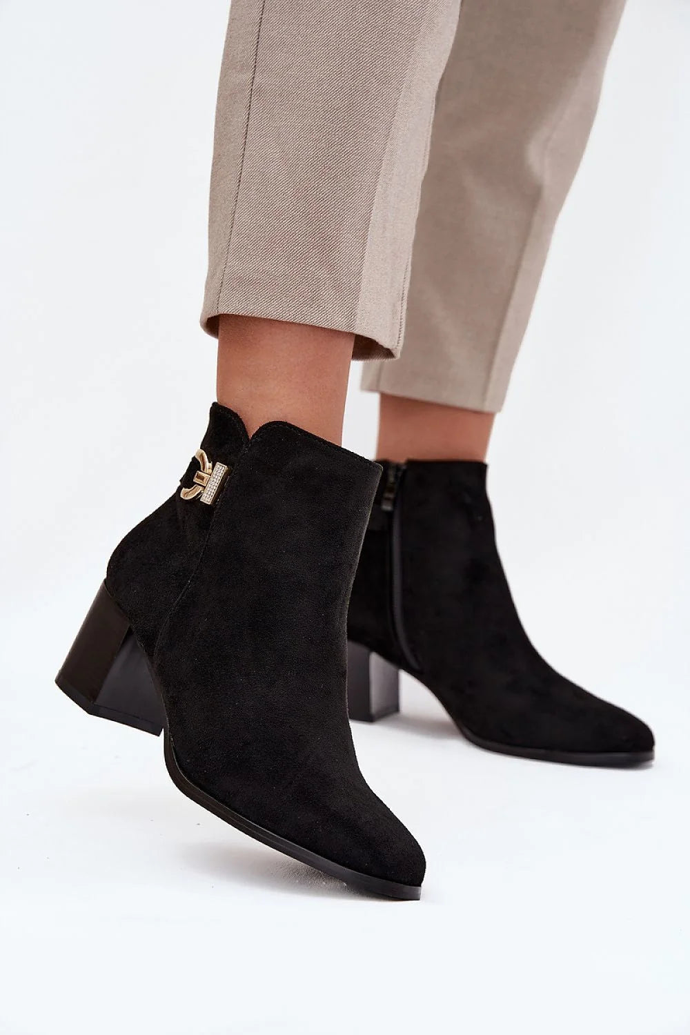 bottines suédine femme noir talon bloc mihaut stable confortable doublure chaude bout arrondi fermeture éclair intérieure détail doré élégant
