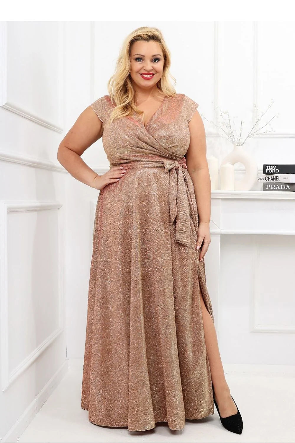 Robe élégante longue pour femmes à manches courtes en tissu scintillant couleur dorée avec ceinture et fente latérale