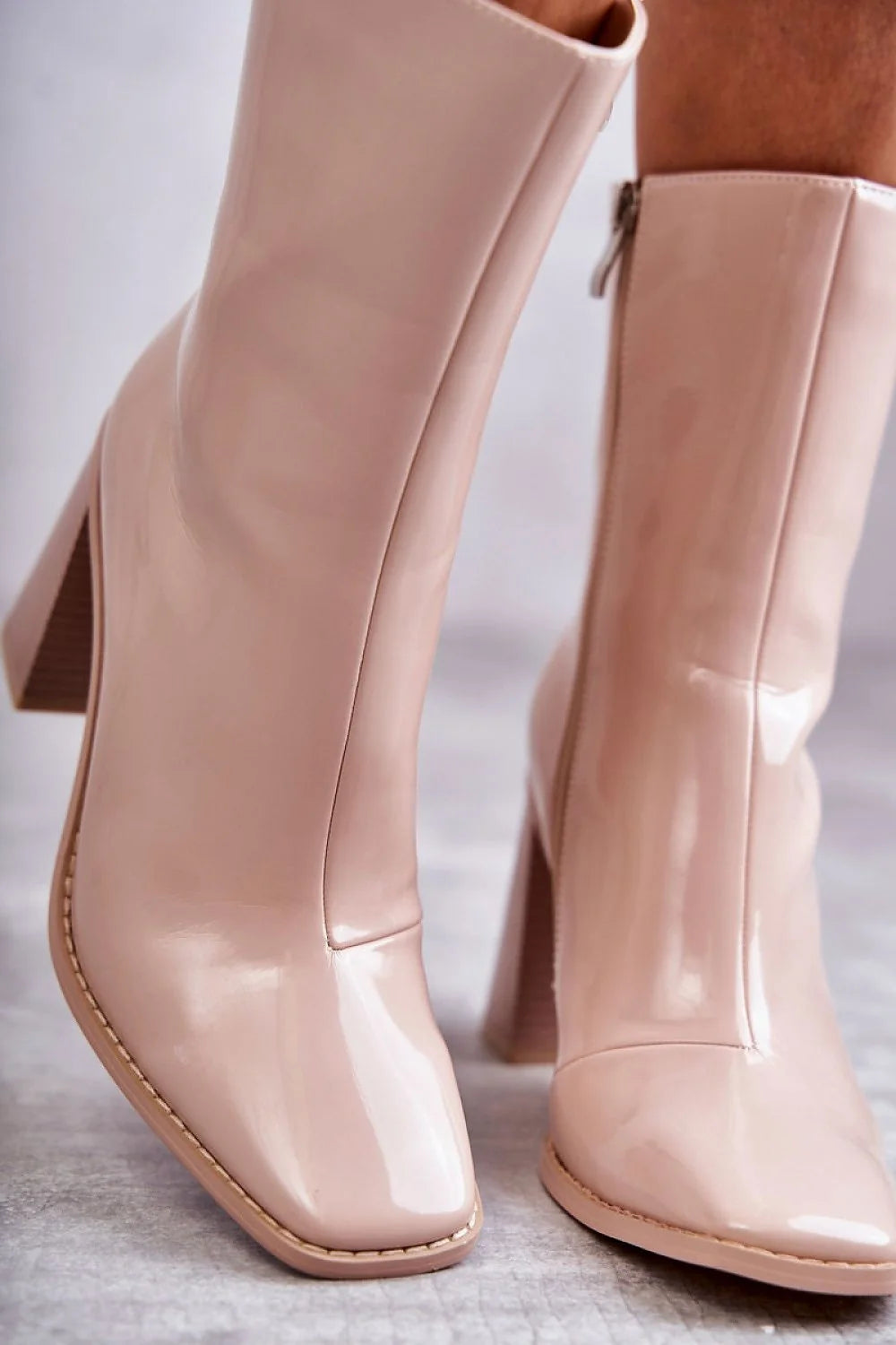 Bottes à talons Step in style cuir écologique laqué beige rosé talon bloc 8-10 cm design moderne élégant femmes mi-mollet fermeture éclair