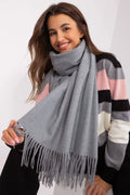 écharpe longue tricot classique pompons décoratifs grise claire chaude douce enveloppante franges élégante polyvalente ample confortable hivernale chic intemporelle femme