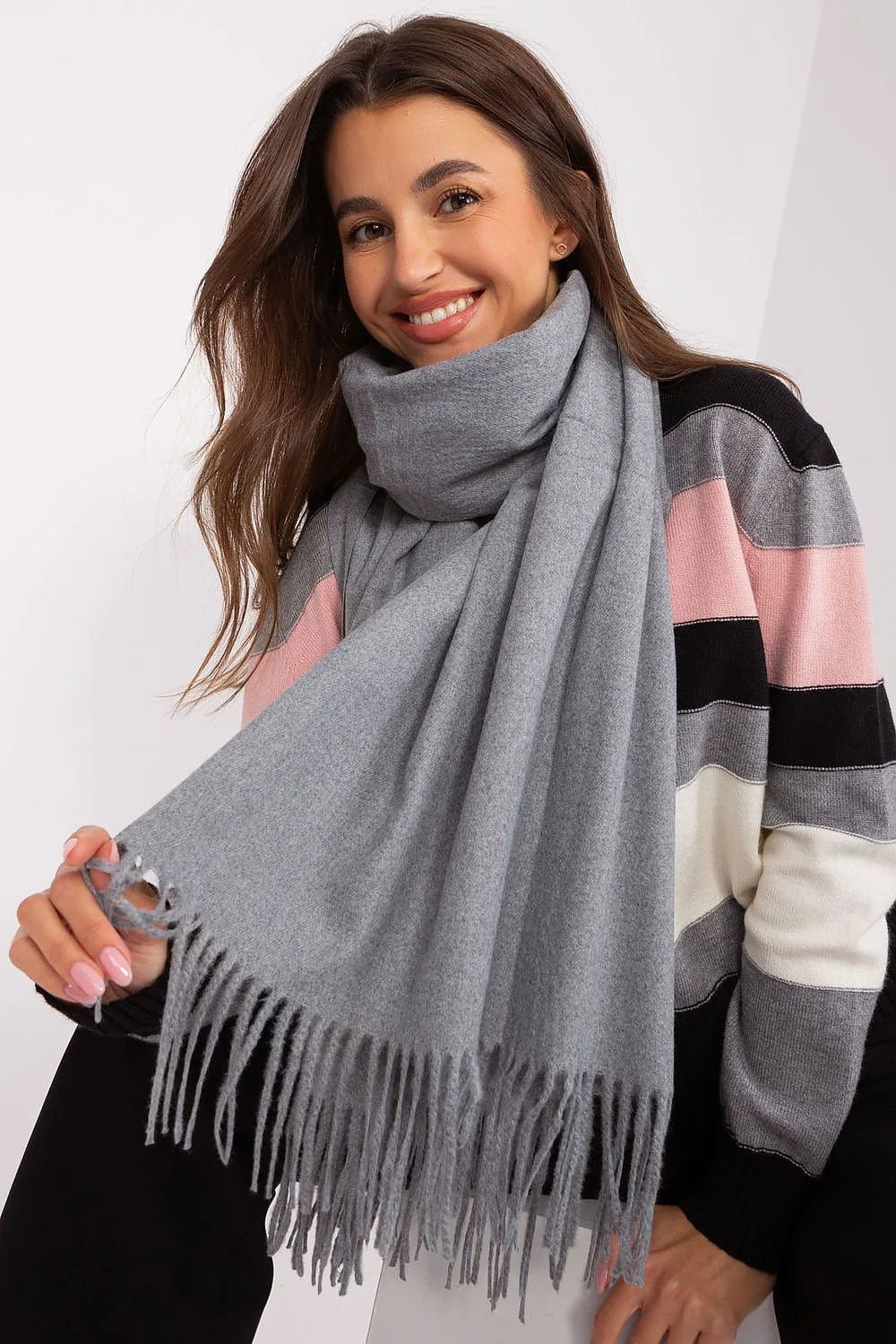écharpe longue tricot classique pompons décoratifs grise claire chaude douce enveloppante franges élégante polyvalente ample confortable hivernale chic intemporelle femme