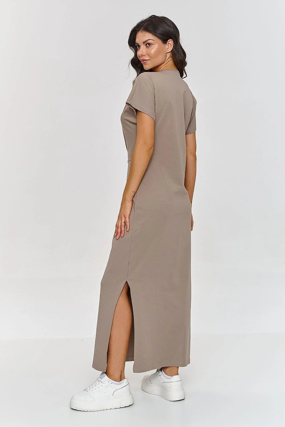Robe de jour Makadamia casual moderne couleur taupe maxi col rond manches courtes fente latérale tissu souple finitions hautes qualité femme
