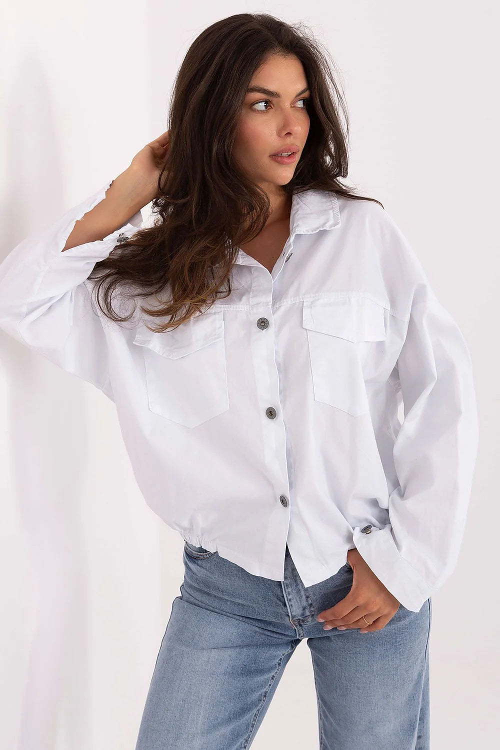 chemise oversize shacket blanche popeline coton élasthanne col classique manches longues coupe courte décontractée poches poitrine rabats ourlet élastiqué