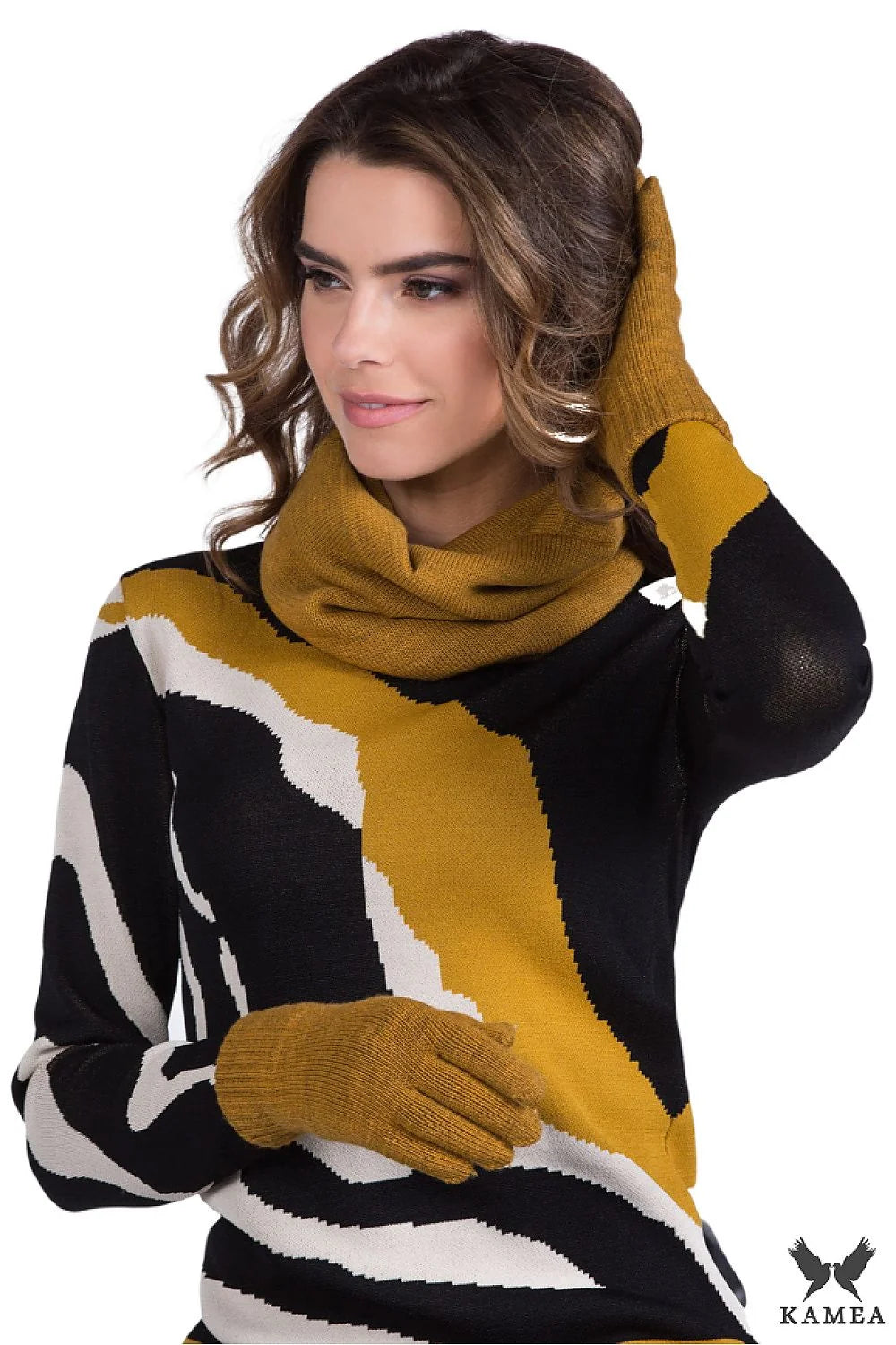 Écharpe Infinity Kamea en laine mérinos et acrylique, style audacieux, motifs abstraits, noir, blanc, ocre, doux, chaud, coupe ajustée, pour femmes, automne-hiver, made in Poland