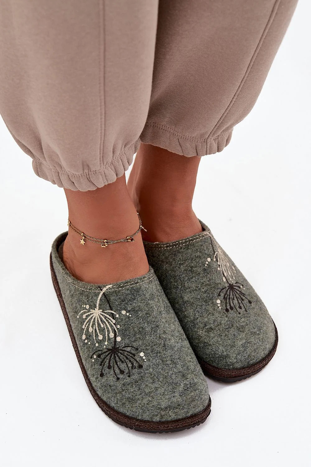 chaussons femme feutre gris vert bout large arrondi dos semi ouvert broderie florale crème brun perles semelle crantée