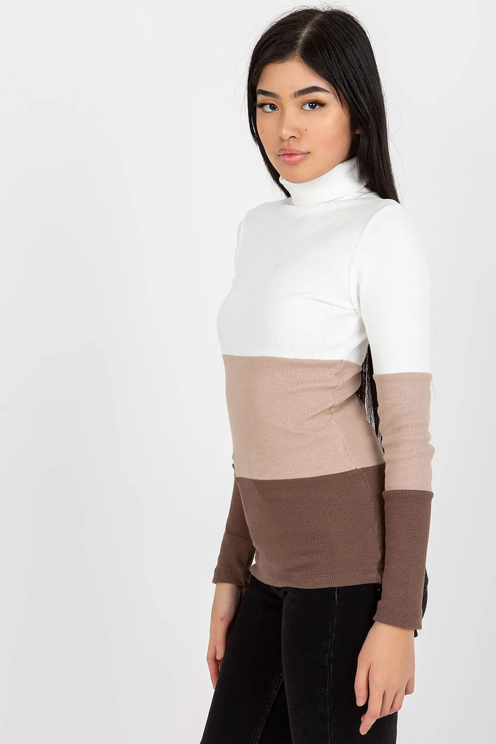 pull col roulé maille côtelée colorblock blanc taupe noir coupe slim ajustée manches longues extensible doux confortable casual chic polyvalent