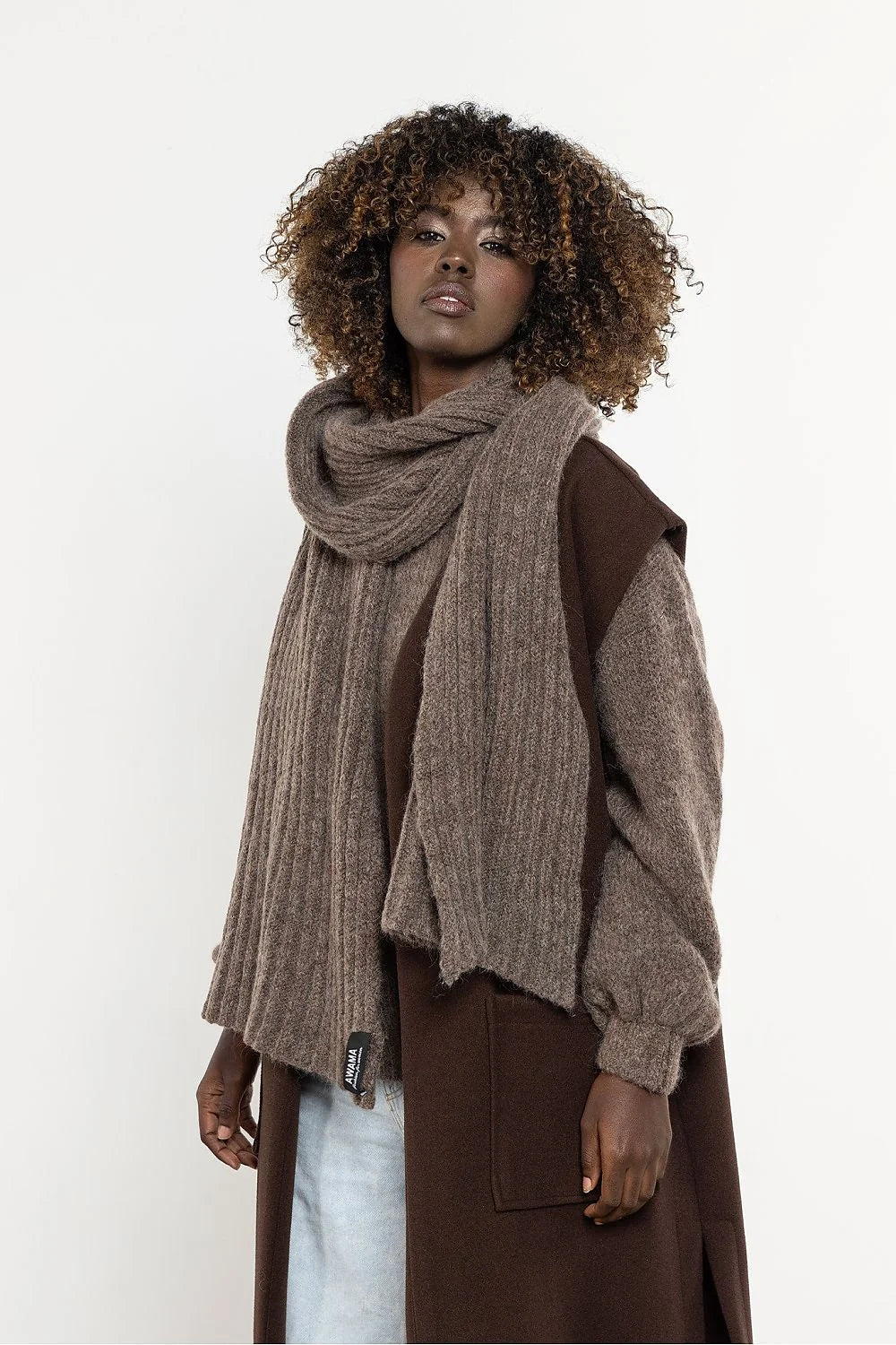 écharpe longue chaude oversize côtelée duveteuse mohair kid laine acrylique polyamide taupe marron cocooning généreuse réchauffante douce texturée effilochée