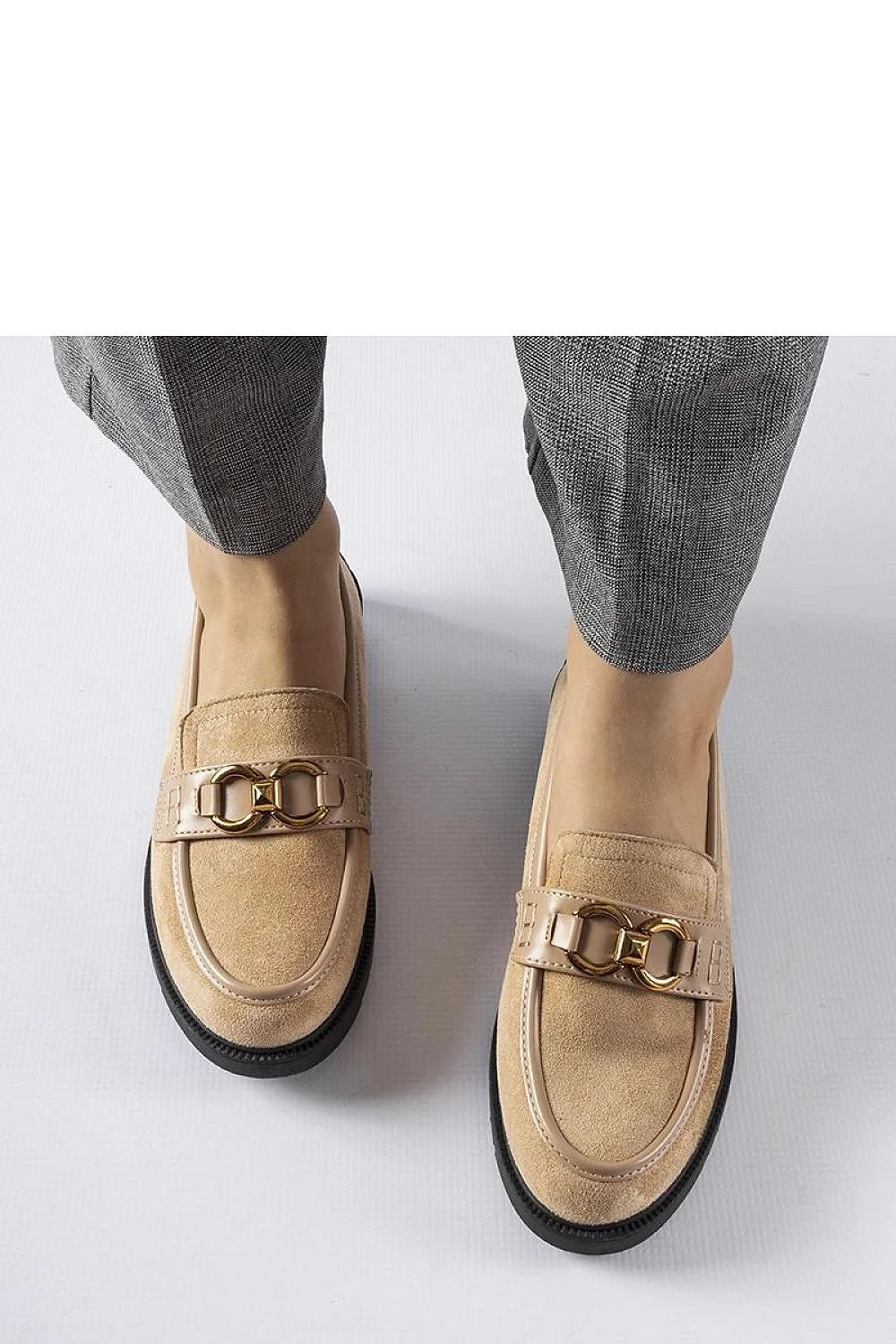 mocassins femme élégants beiges cuir suédé boucle dorée semelle caoutchouc talon bas doublure confortable coutures polyvalents professionnels urbains