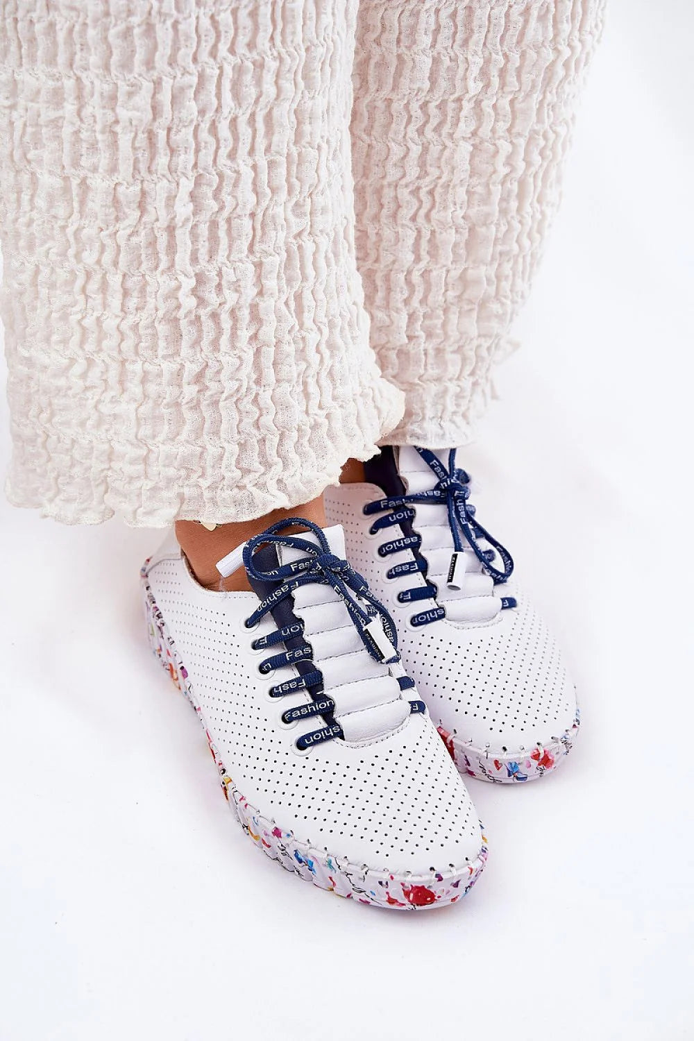 Chaussures basses pour femmes perforées cuir naturel talon compensé style moderne confort quotidiien blanc bleu