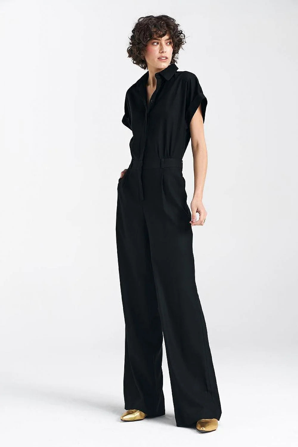 Combinaison femme moderne élégante manches courtes coupe fluide taille cintrée jambes larges couleur noire matériau léger finitions soignées