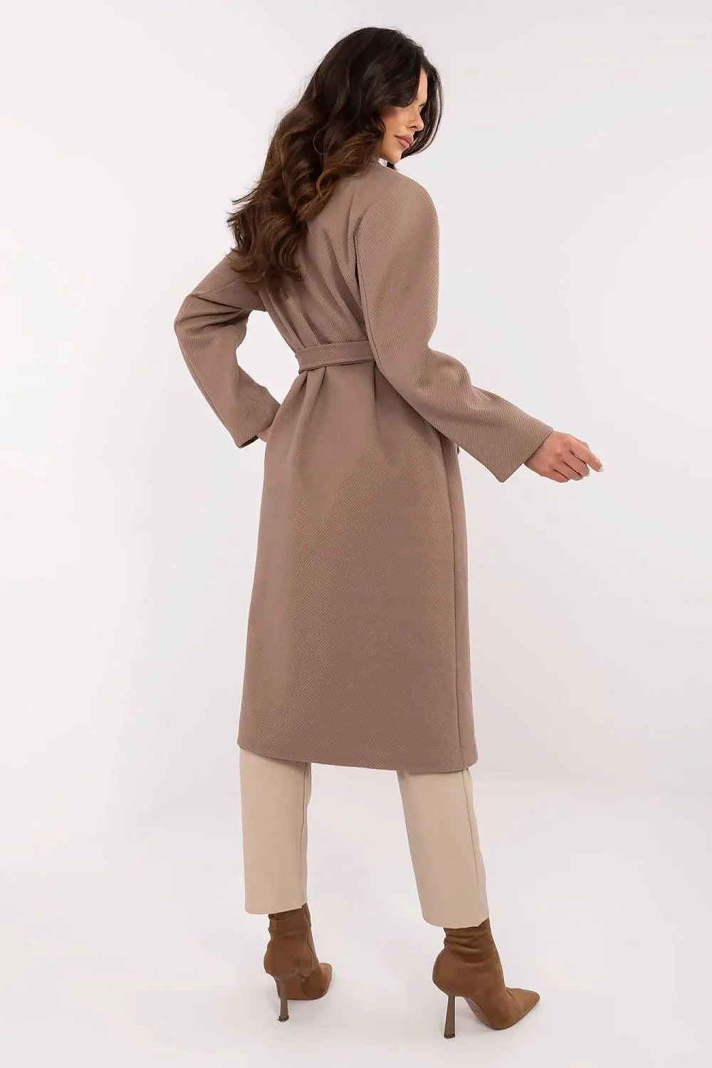 Manteau élégant pour femme longueur midi en laine mélange beige sand ceinture en tissu manches longues col à revers fourreaux boutons classiques veste automne hiver