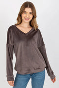 Sweatshirt en velours pour femme, doux, taupe, manches longues, encolure en V, coupe relax, élégant, luxueux, mode intemporelle, confort optimal, vêtement automne/hiver, style minimaliste, finitions soignées, garde-robe essentielle