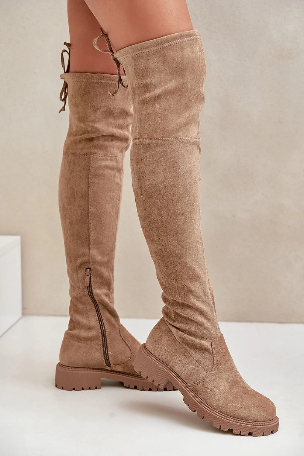 Bottes cuissardes féminines en éco-suede camel design moderne style élégant talon plat isolées automne-hiver