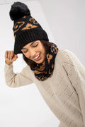ensemble hivernal femme bonnet pompon snood infini pull tricot motif léopard noir camel côtelé moelleux chaud cosy tendance