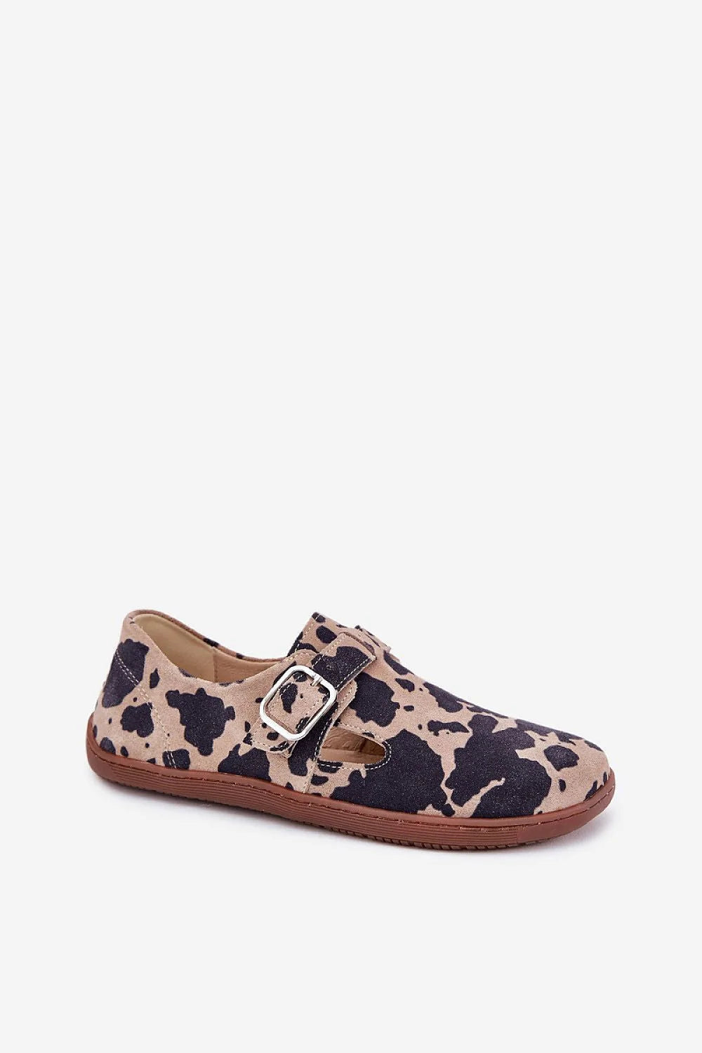 chaussures basses bouts larges mary jane bride réglable boucle métallique argentée suédine beige imprimé animalière semelle gomme marron antidérapante confortable