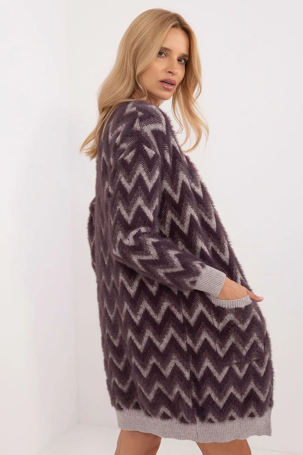 cardigan femme oversize mi cuisse motif chevron prune gris maille duveteuse effet mohair manches bouffantes poches plaquées bords côtes confort